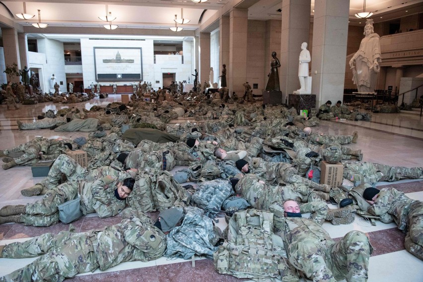Gwardia Narodowa odpoczywa w murach Kapitolu.