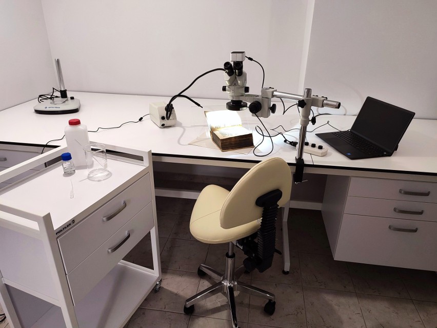 Wojewódzka Biblioteka Publiczna – Książnica Kopernikańska w Toruniu z nowoczesnymi mikroskopami do badań zabytkowych zbiorów