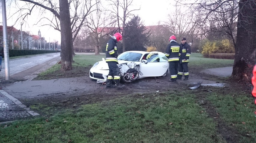 Wrocław: Porsche uderzyło w drzewo przy pl. Powstańców Śląskich. Kierowca uciekł z miejsca wypadku