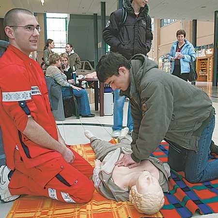 Przed wakacjami warto wybrać się na kurs udzielania pierwszej pomocy. W gorzowskiej Askanie Karol Bielecki pokazywał Kamilowi Głosowi, jak prawidłowo robić masaż serca.