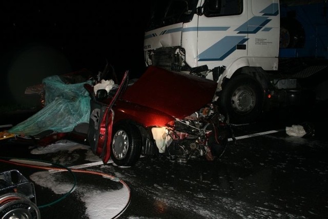 Pięć osób zginęło w wypadku w Chustkach koło Szydłowca. Ich auto osobowe zderzyło się z tirem.