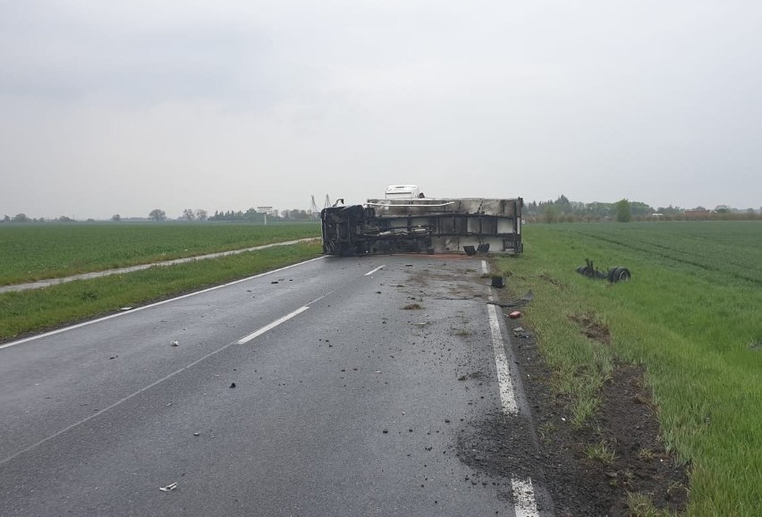 W wyniku wypadku droga była całkowicie zablokowana.