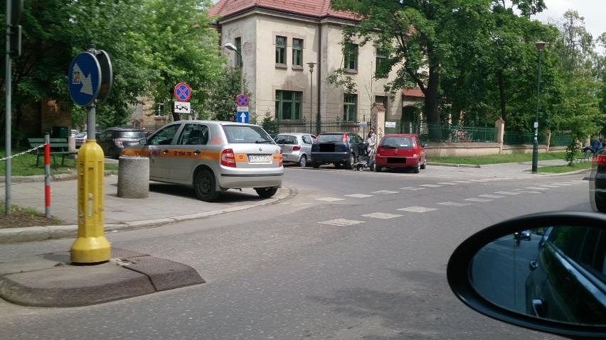 Źle zaparkowany samochód ZIKiT-u na skrzyżowaniu ul....