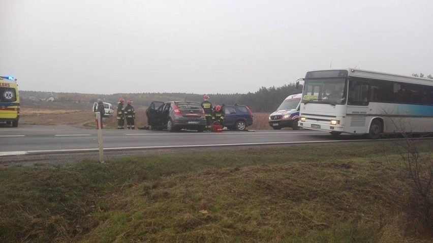 Pasażerowie z obu samochodów trafili do bydgoskich szpitali....