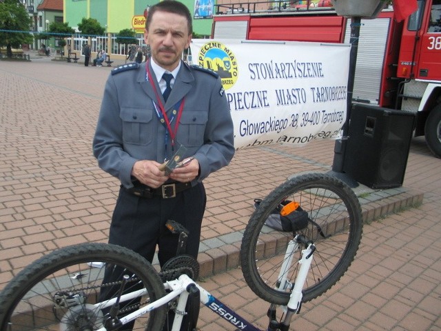 Wiesław Barnaś z Komendy Miejskiej Policji w Tarnobrzegu zachęca do bezpłatnego znakowania rowerów