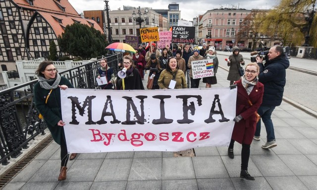 Ulicami Bydgoszczy już czwarty raz przeszła Manifa: w obronie praw kobiet, w sprzeciwie wobec przemocy. Podczas niedzielnej demonstracji jeden z mieszkańców zawiadomił policję twierdząc, że doszło do znieważenia flagi państwowej. Na kolorowej fladze, którą nieśli uczestniczy, znalazł się biały orzeł.- Otrzymaliśmy zgłoszenie o podejrzeniu popełnienia przestępstwa znieważenia flagi. Policjanci zabezpieczyli tę flagę i teraz będziemy  prowadzić śledztwo w tej sprawie - mówi st. asp. Piotr Duziak, z zespołu prasowego Komendy Wojewódzkiej Policji w Bydgoszczy.Tęczowa flaga znajdowała się na tymczasowym maszcie na placu Wolności. To tam zakończyła się manifestacja, której uczestnicy wyruszyli około godz. 13 z ulicy Mostowej.WIĘCEJ ZDJĘĆ NA NASTĘPNYCH STRONACHPo co organizowana jest Manifa? - Bez współpracy i zaufania ze strony otoczenia ofiarom przemocy bardzo trudno jest z niej wyjść. Stawiamy na solidarność z ofiarami, żeby pokazać im, że nie są same - mówił Piotr Sieńko, siatkarz, współorganizator wydarzenia.Organizatorzy bydgoskiej Manify identyfikują się też z ogólnopolskim hasłem „To my jesteśmy rewolucją”. - Nie ma co do tego wątpliwości, kobiety są coraz bardziej widoczne, choćby w polityce - zauważa  Agata Polcyn, jedna z organizatorek wydarzenia. - Liczymy na to, że przyjdą nieco wkurzeni na sytuację kobiet w Polsce i będą mieli energię, by to zdecydowanie zamanifestować - zachęcała kilka dni temu do udziału w demonstracji.Info Flash - najciekawsze wydarzenia w regionie