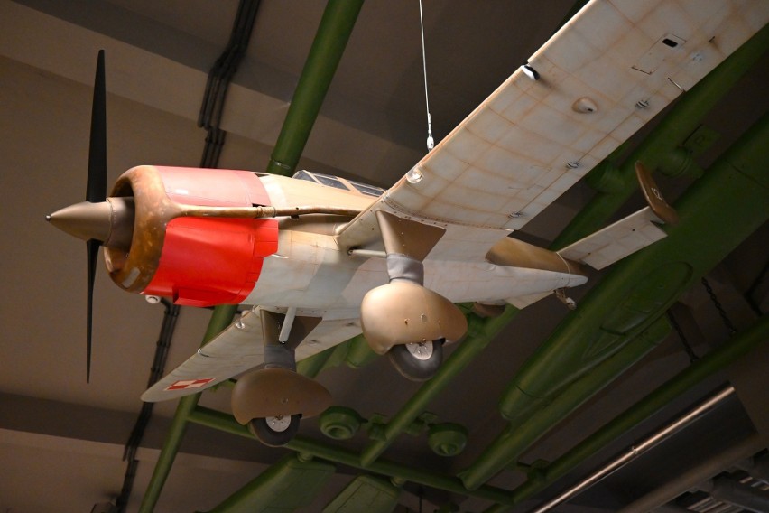 Kraków. W Muzeum Lotnictwa zawisł model samolotu PZL.46 „Sum”. W czasie II wojny światowej wyprodukowano tylko dwa egzemplarze