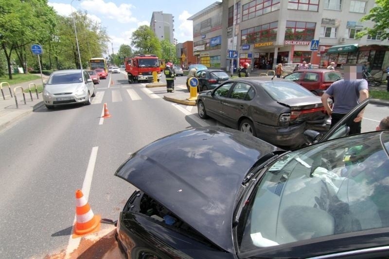 Wrocław: Wypadek na Popowickiej, zderzyły się trzy auta (ZDJĘCIA)