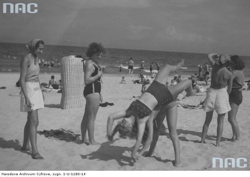 Tak kiedyś wyglądały kąpieliska na Pomorzu! Jak plażowaliśmy w latach 30-, 50-, 70-tych? Zobaczcie galerię zdjęć!