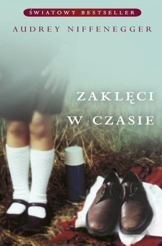 1. Audrey Niffenegger, „Miłość ponad czasem”Książkę na tle innych wyróżnia fabuła. Główni bohaterowie, Clare i Henry, po raz pierwszy spotkali się, gdy ona miała lat sześć, a on trzydzieści sześć. Kiedy Henry miał trzydzieści jeden lat, a Clare dwadzieścia trzy - wzięli ślub. Henry cierpi na osobliwą chorobę, której nagłe ataki sprawiają, że przenosi się w czasie. Znika, pozostawiając po sobie stosik ubrań. Nigdy nie wie, kiedy przytrafi mu się atak, ani gdzie i w jakiej rzeczywistości się ocknie po jego ustąpieniu. Jego życie jest pozbawione chronologii i jakiejkolwiek ciągłości, a jedynym stałym elementem jest miłość do Clare. Książka ukazała się pod trzema różnymi tytułami: Miłość ponad czasem, Żona podróżnika w czasie, Zaklęci w czasie.