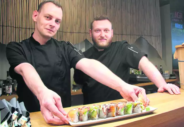 Michał Strzęk i Michał Kostrzewa z Sushi-Ya w Kielcach zapraszają na rainbow - jedną z najpopularniejszych u nich propozycji sushi.