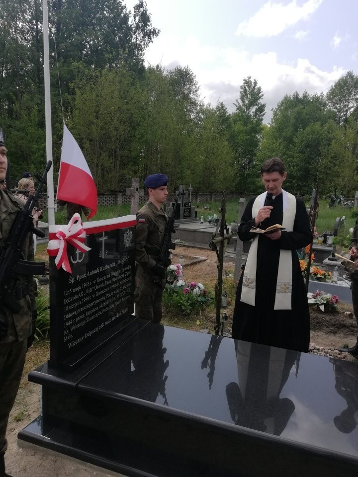 W gminie Odrzywół poświęcono pomnik – nagrobek podporucznika Antoniego Kucharskiego, dowódcy oddziału Armii Krajowej