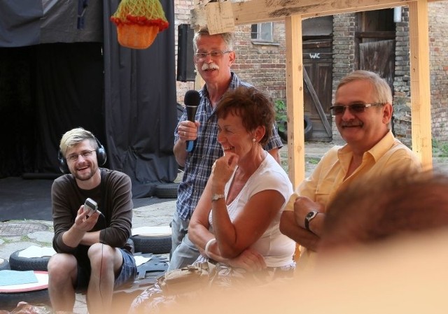 Mateusz Tymura (siedzi z lewej) z historykiem Andrzejem Lechowskim podczas inauguracyjnego spotkania warsztatów w Podwórkowym Domu Kultury