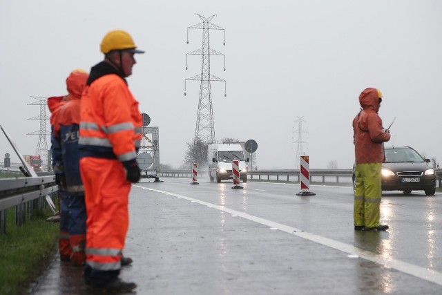 Autostrada A4 zamknięta na czas przeciągania nad jezdnią linii wysokiego napięcia