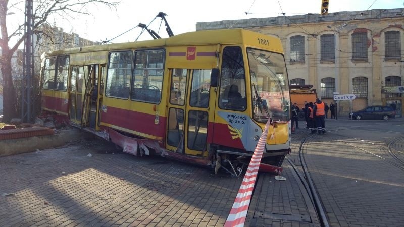 Wypadek na ul. Przybyszewskiego. Oderwał się wagon tramwaju! RANNI! [zdjęcia]
