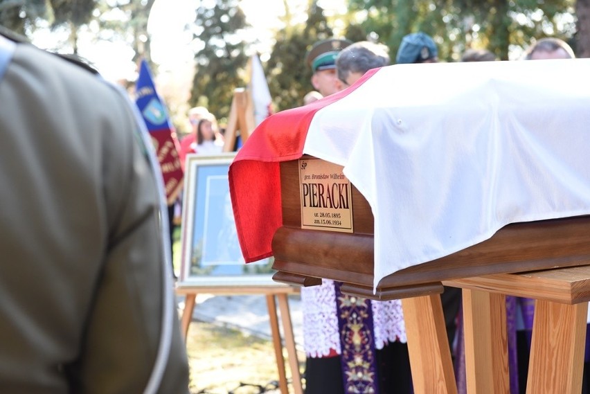 Nowy Sącz. Tłumy sądeczan na powtórnym pochówku gen. Bronisława Pierackiego