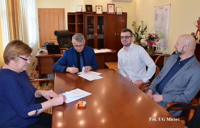 Moment podpisywania umowy na wykonanie projektu technicznego sali gimnastycznej w Gadce, w gminie Mirzec