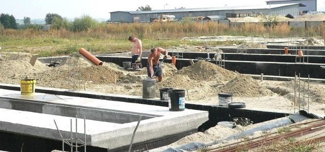 We wrześniu wznowiona została budowa strażnicy w Kazimierzy Wielkiej - najpierw wykonywane były prace przy kanalizacji.