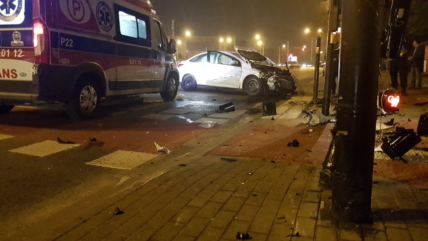 Wypadek na Zgierskiej. Kierowca forda uderzył w latarnię. Ranni [ZDJĘCIA, FILM]