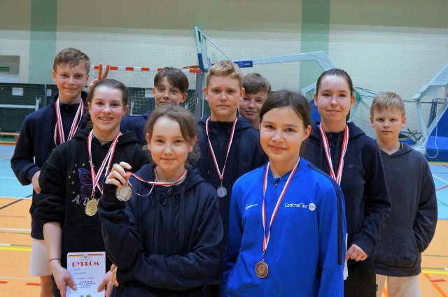 Badmintoniści UKS Bliza Władysławowo wystartowali w turnieju w Miastku. Dziewięcioosobowa ekipa wywalczyła łącznie dwanaście medali.