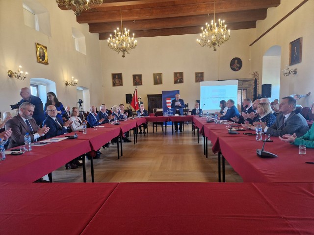 Pierwsza sesja Rady Powiatu w Sandomierzu odbyła się w Zamku Królewskim w Sandomierzu. Na kolejnych zdjęciach zobacz jak kolejni radni odbierają zaświadczenie o wyborze.