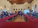 Pierwsza sesja Rady Powiatu w Sandomierzu. Marcin Piwnik wybrany na starostę.  Ślubowanie radnych i starosty. Zobaczcie zdjęcia