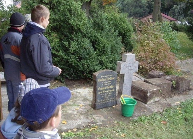 Mieszkańcy postanowili, że zbudują okazałe lapidarium, w którym złożą wszystkie znalezione tablice nagrobne.