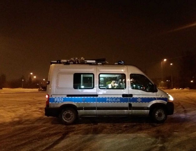 W poniedziałek wieczorem na parkingu przed Tesco na Widzewie interweniowała policja. Po funkcjonariuszy zadzwonił jeden z przechodniów. Wcześniej kilkunastu amatorów jazdy w poślizgu szalało na śliskiej nawierzchni. Posypały się mandaty. Czytaj więcej na następnej karcie.