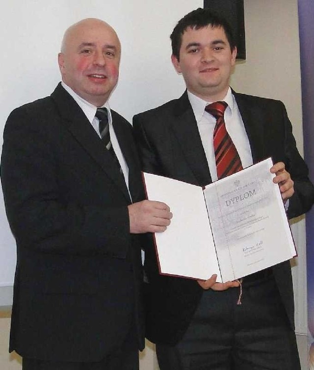 Radosław Ćonka (na zdjęciu z kuratorem oświaty) stypendium przeznaczy na budowę kolejnego wynalazku.