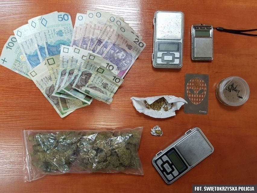 Narkotykowe zatrzymania w dwóch gminach powiatu kieleckiego. Policjanci przejęli około 130 gramów zakazanych środków
