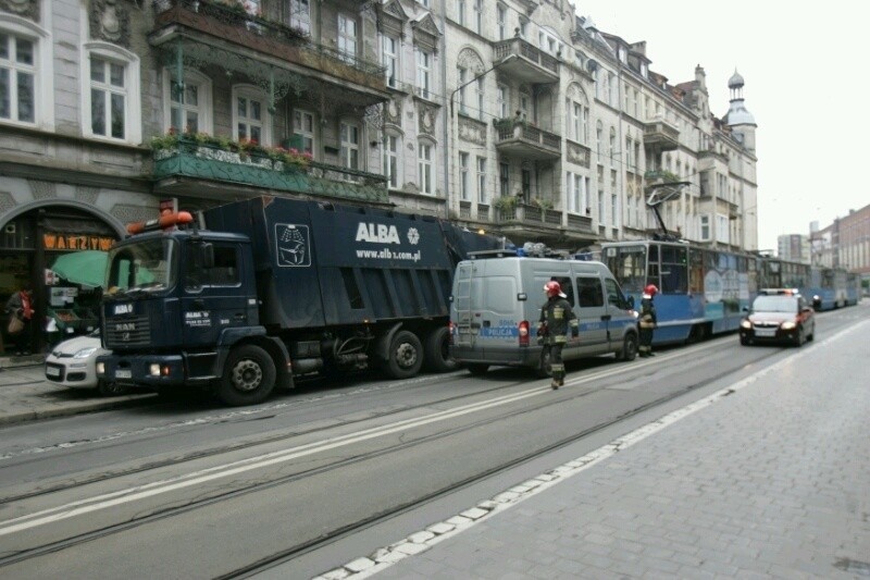 Wypadek na Piastowskiej. Ciężarówka z butlami gazowymi zderzyła się z tramwajem