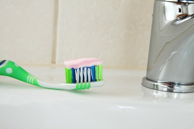 Niektóre nietypowe zastosowania pasty do zębów pewnie dziwią, ale czasem warto wykorzystać pastę w mniej standardowy sposób.