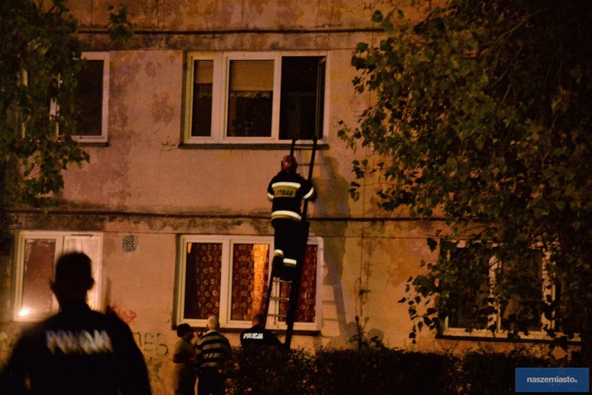 Pożar na Zazamczu we Włocławku. 2 osoby trafiły do szpitala [zdjęcia]