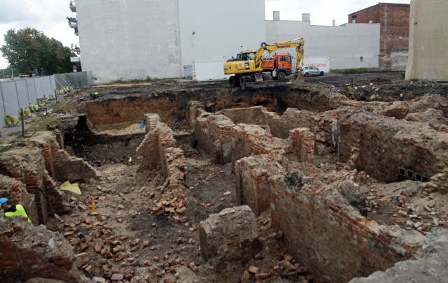 W ziemi, na rogu al. 23 Stycznia i ul. Toruńskiej w Grudziądzu należało spodziewać się pozostałości budynków, które zostały zniszczone w 1945 r. Niespodzianką jest jednak, że są w tak dobrym stanie
