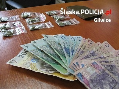 Gliwiccy policjanci przejęli w weekend narkotyki i pieniądze