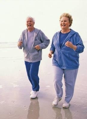 Za najbezpieczniejsze sporty w starszym wieku uważa się pływanie, jazdęna rowerze oraz dziarskie marsze, zwłaszcza angażujące całe ciało Fot. Ingimage
