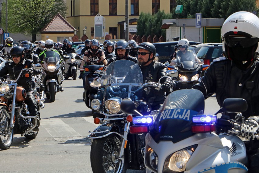 Kilkuset właścicieli motocykli wzięło udział w uroczystej...