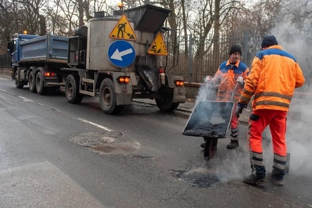 Drogowcy zalepiają dziury asfaltem, ale będą też większe remonty