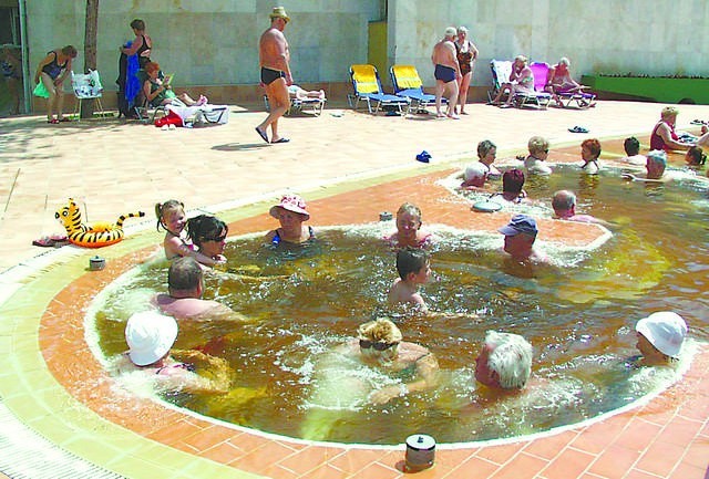 Niewielki fragment kompleksu basenów - zakole jacuzzi. Te...