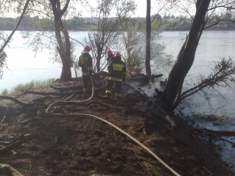 Strażacy gaszą pożar lasu w okolicach Strzyżawy pod...