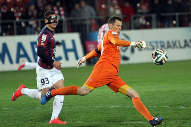W tym sezonie Krzysztof Pilarz w barwach Cracovii rozegrał 9 spotkań w ekstraklasie, puścił 12 goli