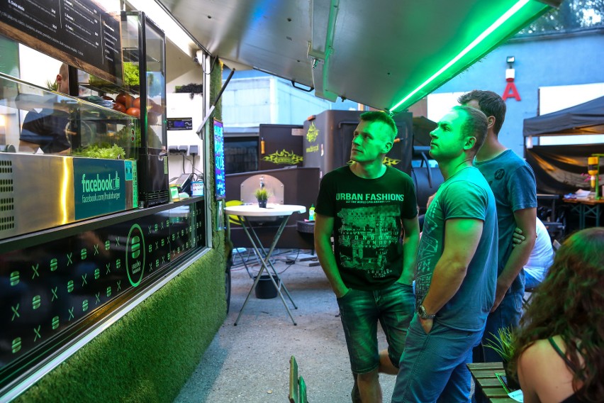 "Żarcie na kółkach". Foodtrucki znów zjechały do Krakowa