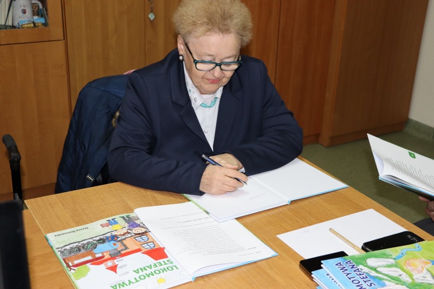 Podczas spotkania w Starostwie Teresa Ostrowska podpisała...