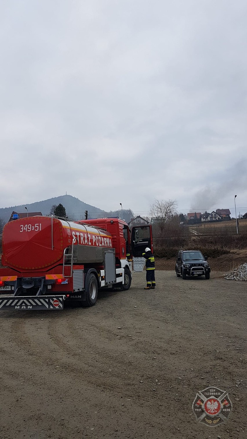 Gorejący dom ratowały straże pożarne z dwóch powiatów; nowosądeckiego i limanowskiego