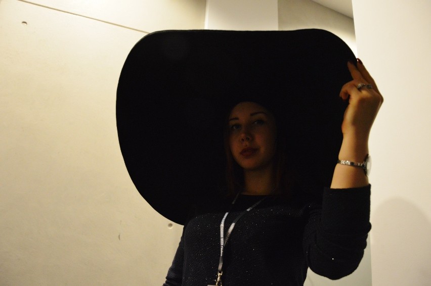 Fashion Week 2015 w Łodzi. Futra, kapelusze i biżuteria, czyli goście Fashion Week Poland [ZDJĘCIA]