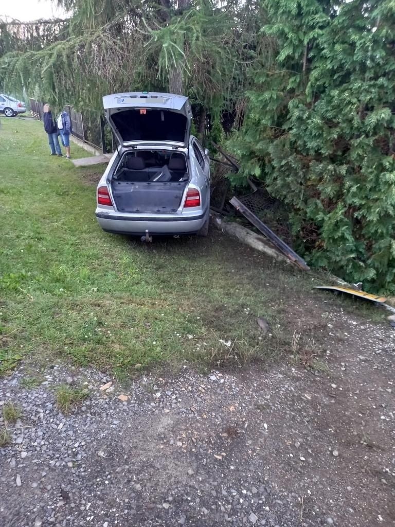 W Makoszynie samochód wypadł z drogi i uderzył w drzewo. Zobacz zdjęcia