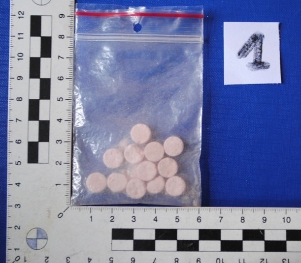 Przy 30-latku policjanci znaleźli woreczek z 12 tabletkami extasy