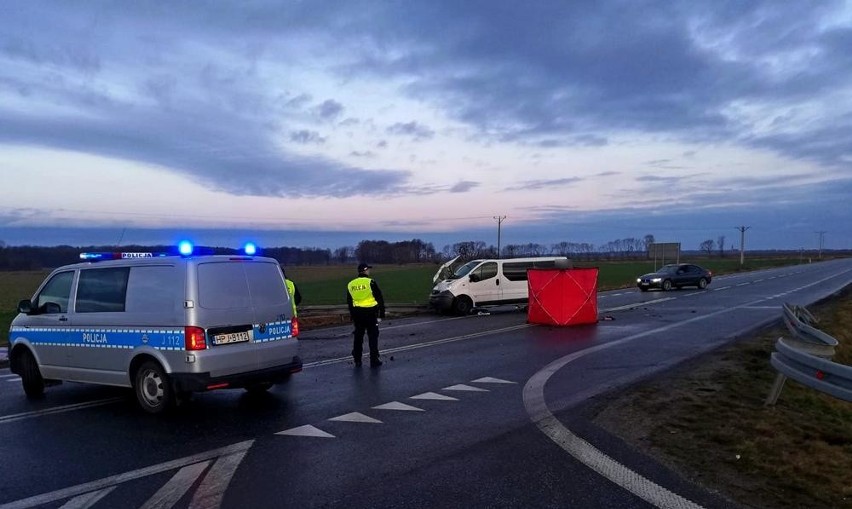 Wypadek busa na drodze wojewódzkiej w Bierzowie pod Brzegiem. Jedna osoba nie żyje, dwie ranne