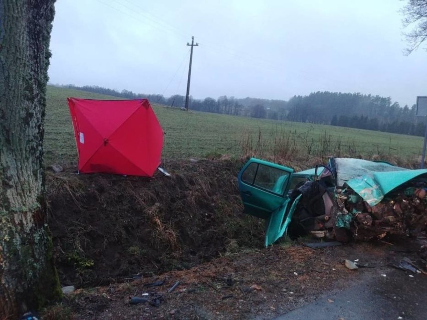 Śmiertelny wypadek na drodze powiatowej z Łubna do Łobzowa 9.03.2020. Prowadził pijany 25-latek bez prawa jazdy. Grozi mu 12 lat
