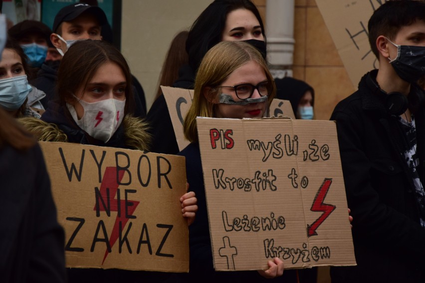 Uczniowie protestowali pod gdyńskimi biurami posłów PiSu, a potem dołączyli do Strajku Kobiet 